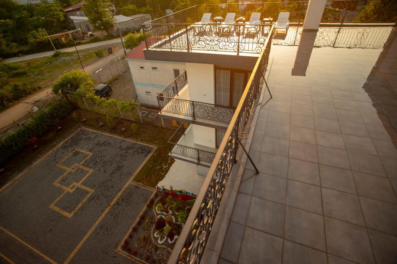 巴统 Pollux酒店 外观 照片